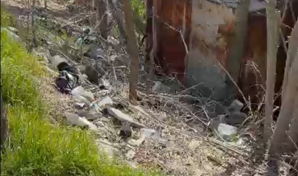 Mezarlık girişindeki çöp yığınları tepki çekti