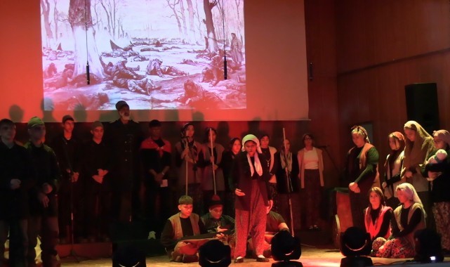 Öğrencilerin gösterisi büyük alkış topladı