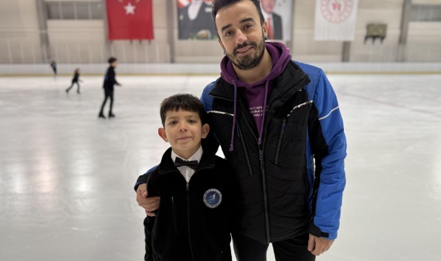 Sporcular buz pateninde yeni dereceler için çalışıyor