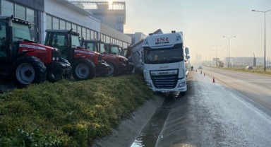 Tekstil malzemesi taşıyan tır kazaya karıştı