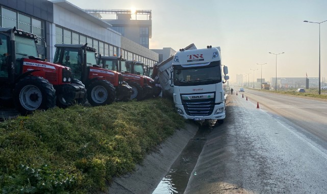 Tekstil malzemesi taşıyan tır kazaya karıştı