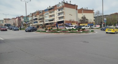 15 Temmuz kavşağında yayalar karşıdan karşıya geçmekte güçlük çekiyor