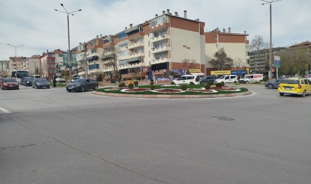 15 Temmuz kavşağında yayalar karşıdan karşıya geçmekte güçlük çekiyor