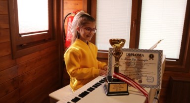 9 yaşında uluslararası piyano yarışmasında üçüncüsü oldu