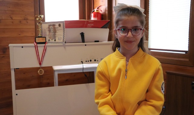 9 yaşında uluslararası piyano yarışmasında üçüncüsü oldu