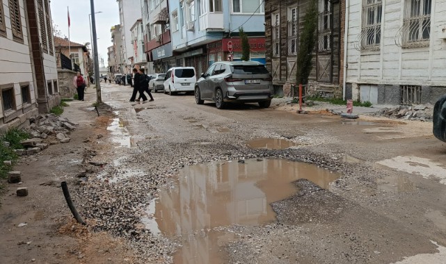 Araçlar çukura, Yayalar çamura girdi