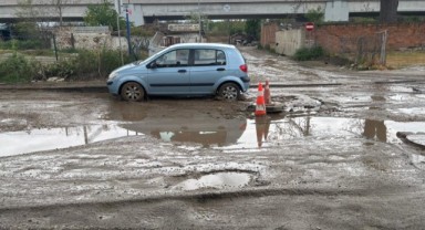 Araçlar pert, vatandaş dertli, hizmet beklerken çukur buldular 