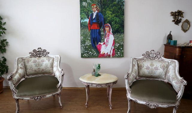 Atölyeye dönüştürdüğü evinde hayallerini tuvallere yansıtıyor