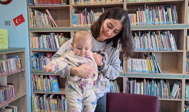 Bebekken kütüphaneye üye oldu, şimdi kitaplarla büyüyor