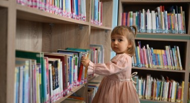 Bebekken kütüphaneye üye oldu, şimdi kitaplarla büyüyor