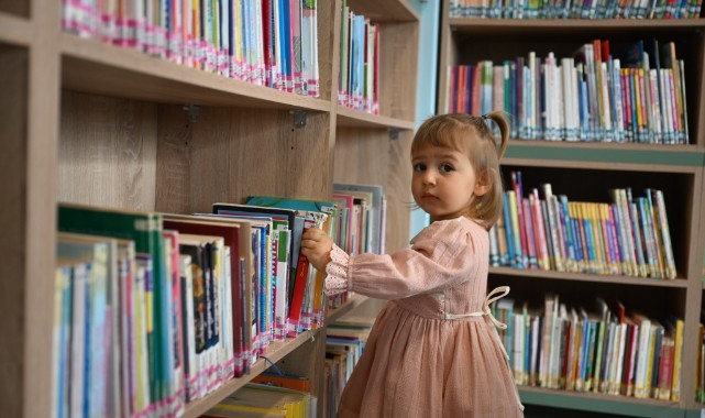 Bebekken kütüphaneye üye oldu, şimdi kitaplarla büyüyor
