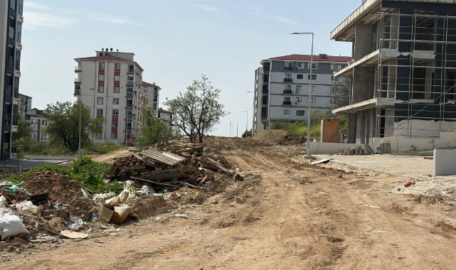 Bozuk yol ve açık rögar tehlike saçıyor