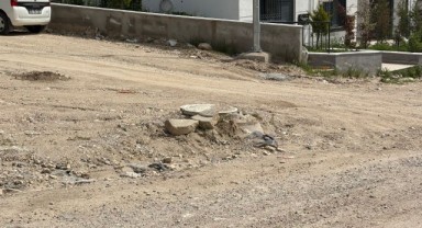 Bozuk yol ve açık rögar tehlike saçıyor