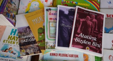 Çocukken başladığı yazma tutkusunu öğrencilerine aşılıyor