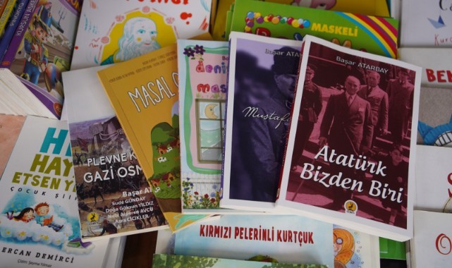 Çocukken başladığı yazma tutkusunu öğrencilerine aşılıyor