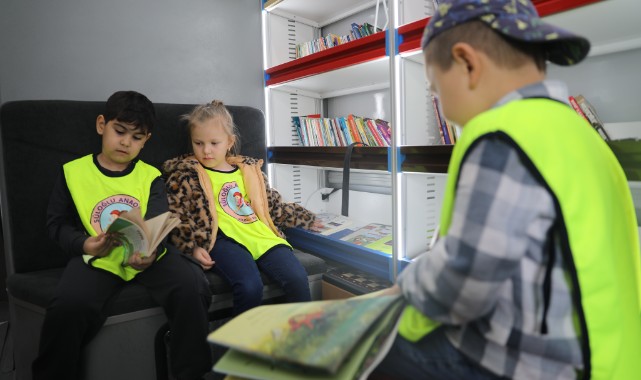 Çocuklar ve huzurevi sakinleri birlikte kitap okudu