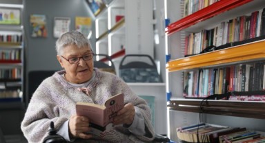 Çocuklar ve huzurevi sakinleri birlikte kitap okudu