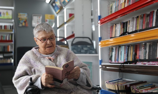 Çocuklar ve huzurevi sakinleri birlikte kitap okudu