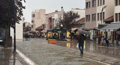 Edirne’de gök gürültülü sağanak etkili oldu