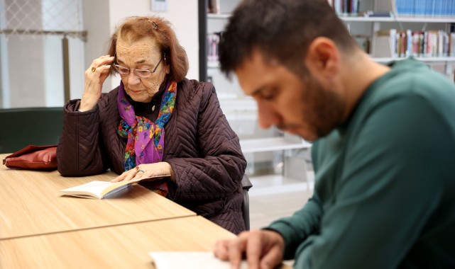 Emekli öğretmenin kitap sevgisi 73 yıldır sürüyor