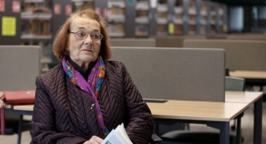 Emekli öğretmenin kitap sevgisi 73 yıldır sürüyor