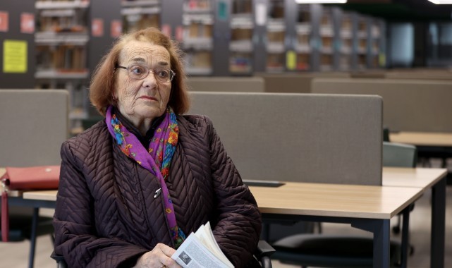 Emekli öğretmenin kitap sevgisi 73 yıldır sürüyor