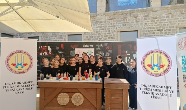 Genç aşçılar rengarenk içecekler yaptı