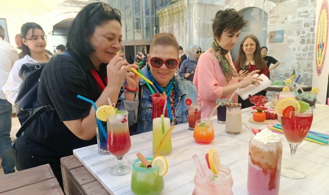 Genç aşçılar rengarenk içecekler yaptı