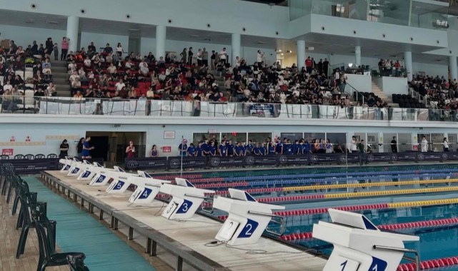 Genç yüzücüler şampiyonluk için kulaç attı