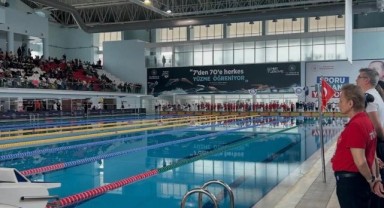 Genç yüzücüler şampiyonluk için kulaç attı