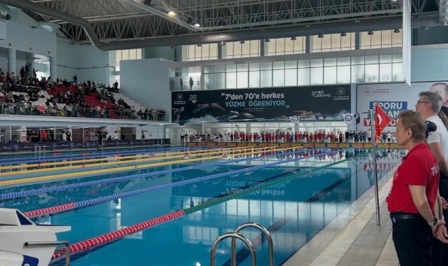 Genç yüzücüler şampiyonluk için kulaç attı