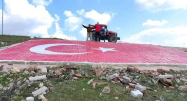 “Hür Vatan Tepesi”ne taşlarla dev Türk Bayrağı çizildi
