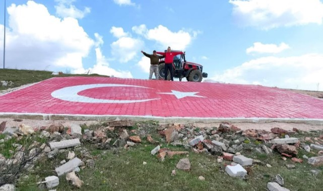 “Hür Vatan Tepesi”ne taşlarla dev Türk Bayrağı çizildi