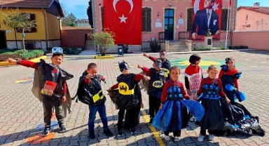 Karton ve plastiklerle renkli podyum