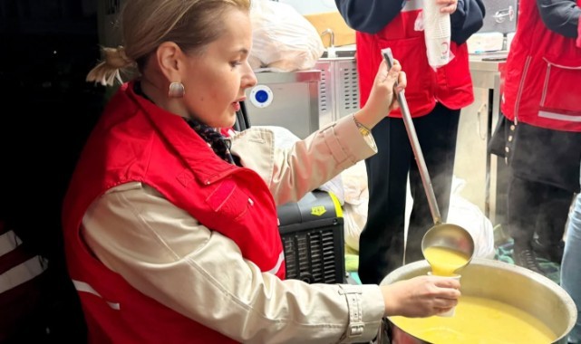 Kızılay sınav haftasında ders çalışan üniversiteli gençlere çorba dağıttı