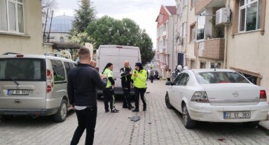 Kontrolden çıkan minibüs 2 kişiyi yaraladı