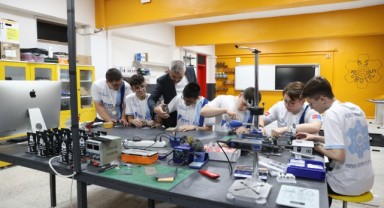 Lise öğrencileri robot olimpiyatlarında dünya şampiyonu oldu