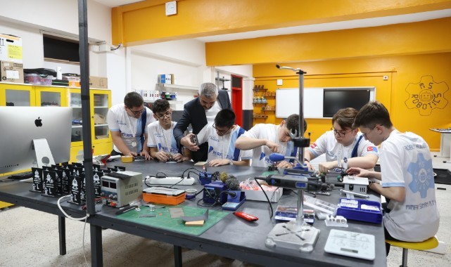 Lise öğrencileri robot olimpiyatlarında dünya şampiyonu oldu
