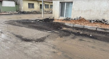 Maarif Caddesi’ndeki yeni asfaltın bozulduğu iddia ediliyor