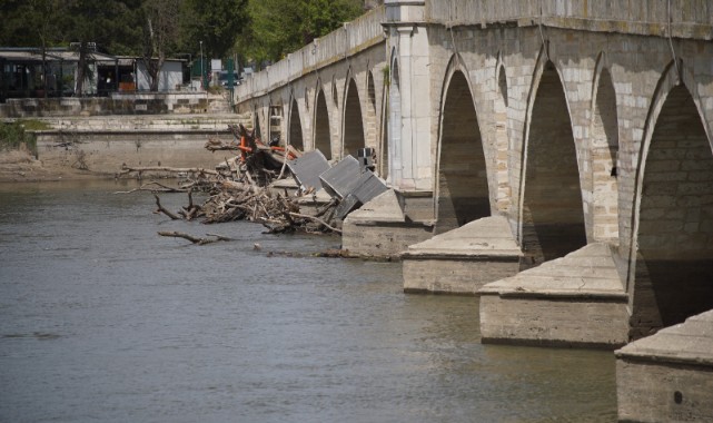 Meriç Köprüsü’nün ayakları temizlendi
