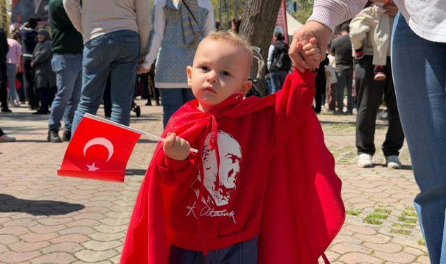 Minik Mete 23 Nisan'da Türk Bayraklı peleriniyle ilgi odağı oldu