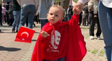 Minik Mete 23 Nisan’da Türk Bayraklı Peleriniyle ilgi odağı oldu