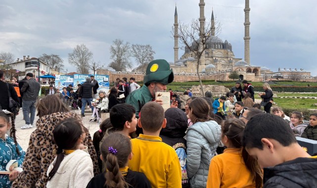 Öğrenciler Selimiye Meydanı’nda kitap okudu