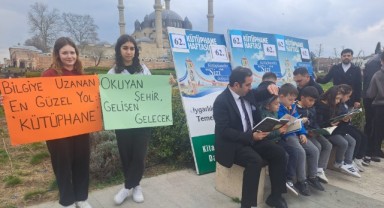 Öğrenciler Selimiye Meydanı’nda kitap okudu