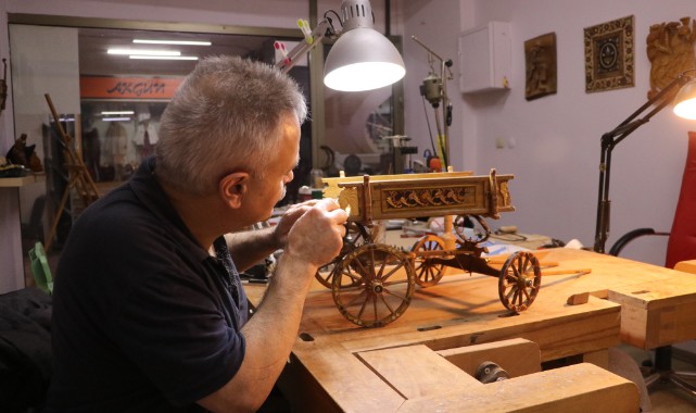 Osmanlı döneminin yaylı at arabası, naht ve tezhip motifleriyle süslendi