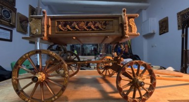 Osmanlı döneminin yaylı at arabası, naht ve tezhip motifleriyle süslendi