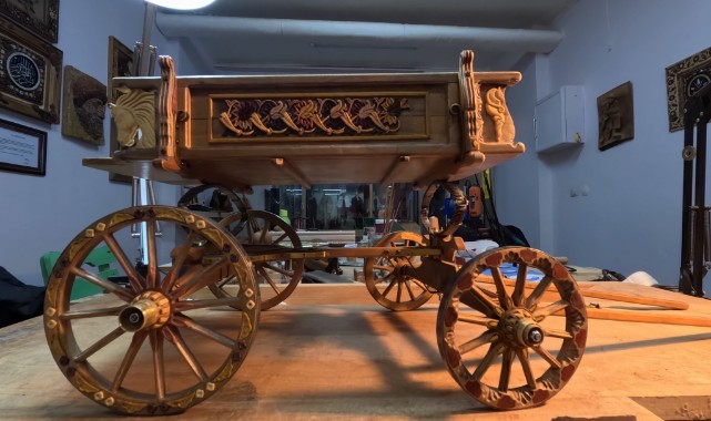 Osmanlı döneminin yaylı at arabası, naht ve tezhip motifleriyle süslendi