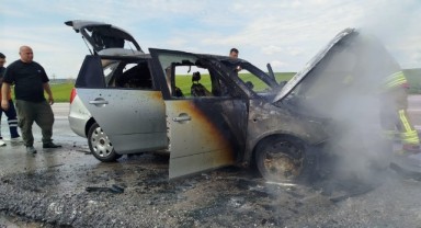 Seyir halindeki otomobil alev alev yandı