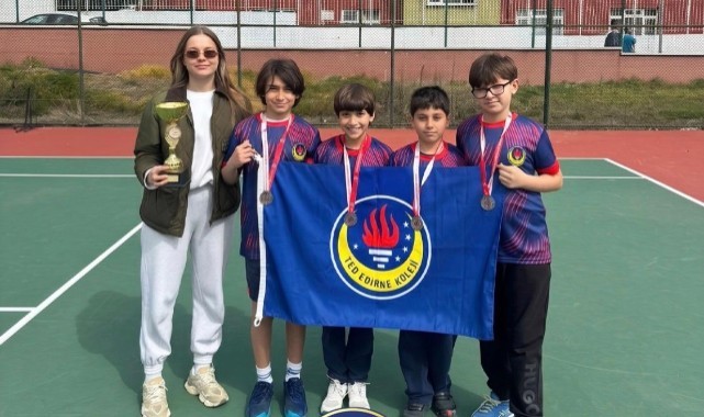 TED Edirne Tenisçileri kürsüde yer aldı