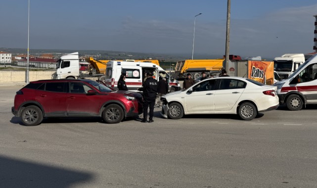 Trafik kazasında 3 araç çarpıştı